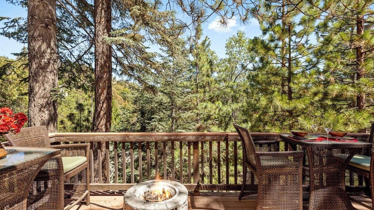 Lake Arrowhead Cottage | Sutter Ln by Avantstay Beautifully Remodeled Kitchen,4cabin-chic Bedrooms