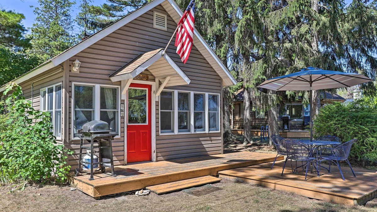 Suttons Bay Cottage | Suttons Bay 'Bayview Cottage' w/Deck & Gas Grill!
