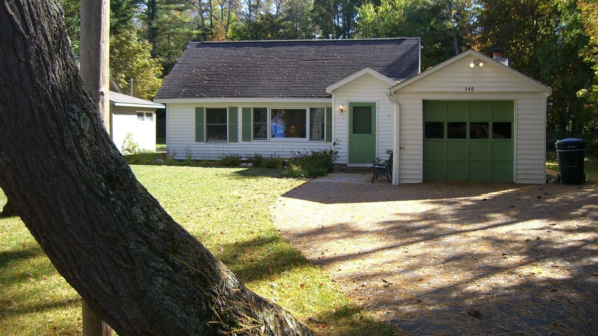 Suttons Bay Cottage | Suttons Bay-Pet Friendly-Walk to Brewery, beach, town, shops