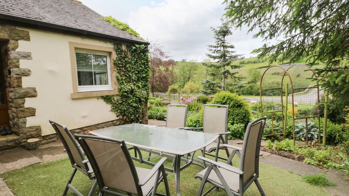 Caldbeck Cottage | SWALEDALE WATCH HOUSE ANNEXE, romantic, with a garden in Caldbeck