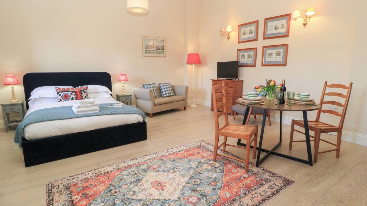 Cheltenham Cottage | SWALLOW STUDIO, pet friendly, with a garden in Andoversford