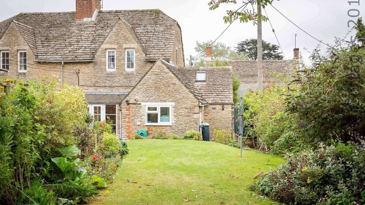 Southrop Cottage | Swan View