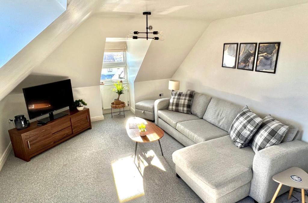 Swanage Apartment | Swanage Holiday Penthouse Apartment, Moments from Beach and Town, On Site Parking, Fast WIFI, Sleeps up to 6, Rated Exceptional
