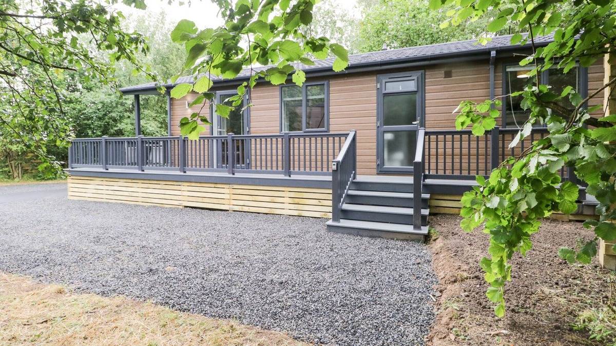 Allithwaite Cabin | SWARDALE, pet friendly, with hot tub in Cartmel