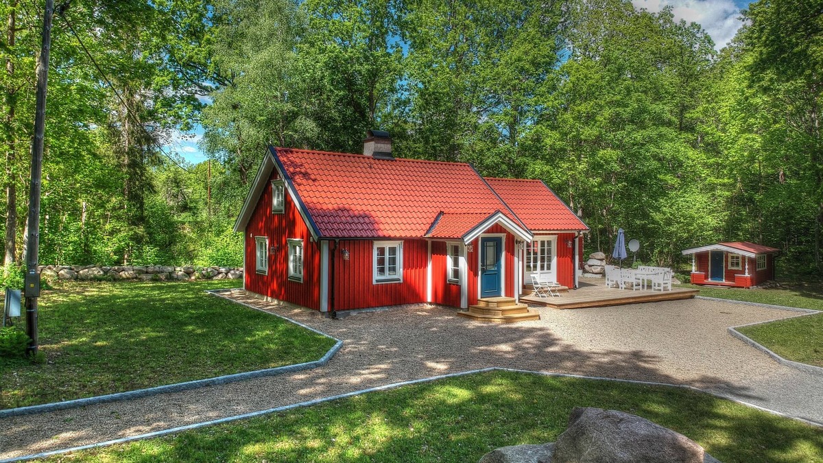 Nybro House | Swedish idyll - dreamlike secluded location - close to the lake - sauna - pool table