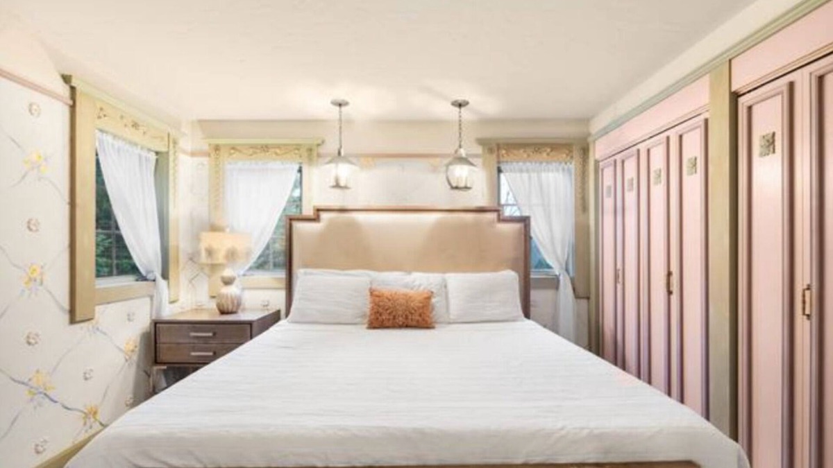 La Crosse House | Swedish Storybook in bluffs hiking trails & stream