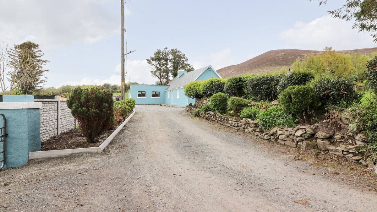 MacGillycuddy's Reeks Cottage | SWEENEY'S COTTAGE, family friendly in Beaufort, County Kerry