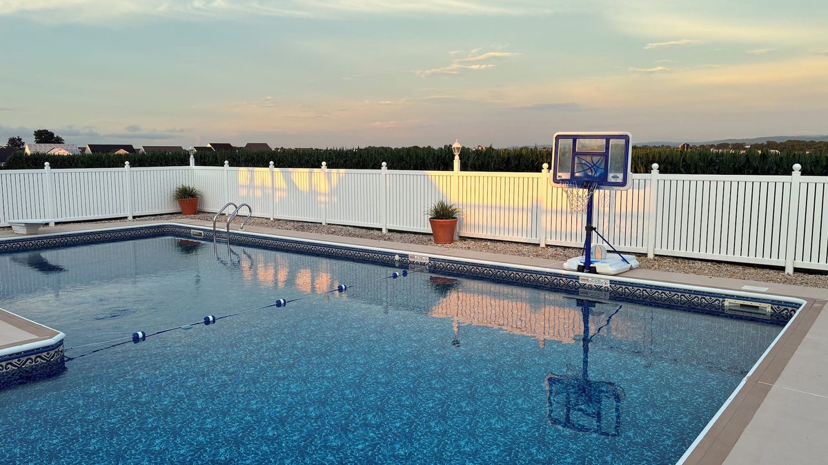 Annville House | Sweet Adventure of Hershey! Private Oversized Pool. 3000 sq ft house. Sleeps 13.