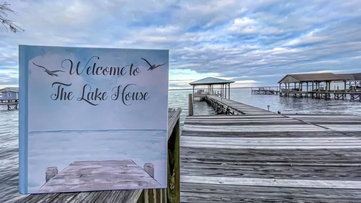 Lake Waccamaw House | Sweet and cozy 3-bedroom house on enchanting Lake Waccamaw with AC