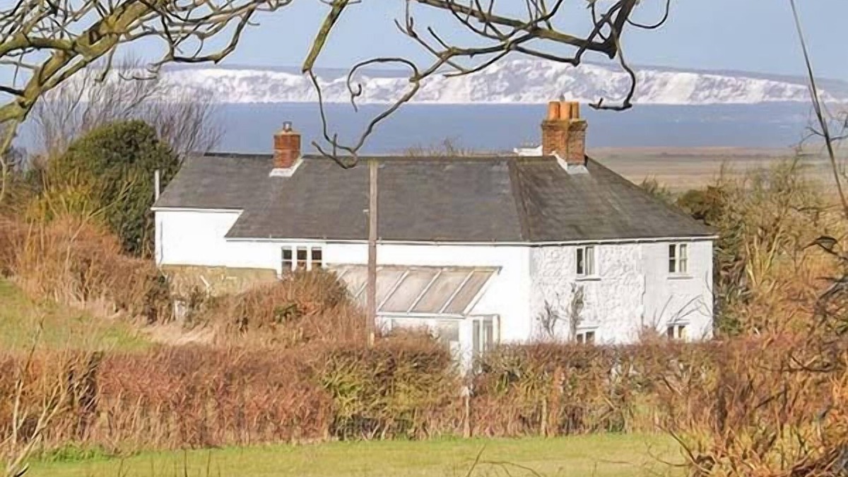 Ventnor Cottage | SWEET BRIARS, family friendly, character holiday cottage in Chale