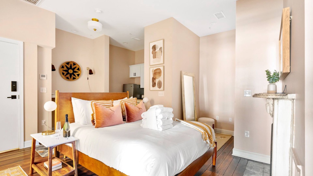Downtown Charleston Apartment | Sweet Couples Retreat at The Vesper Suite