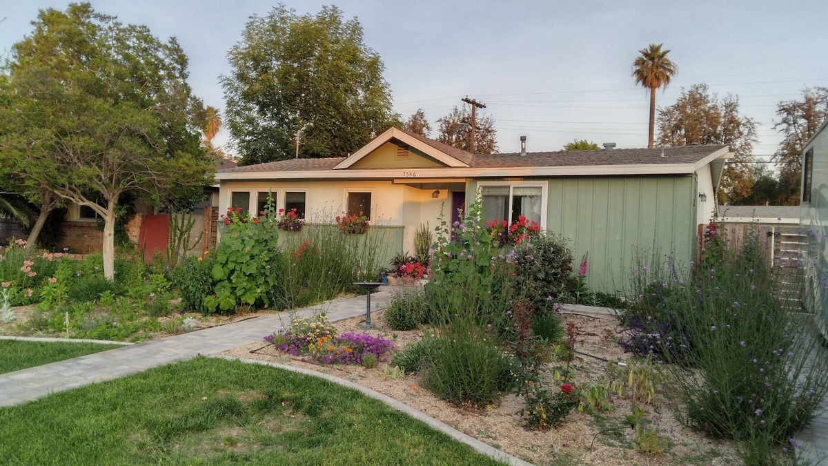 Riverside House | Sweet Garden Bungalow with No Extra Fees