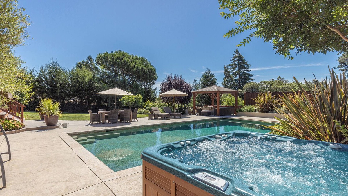 Sebastopol House | Sweet Haven Relaxing Countryside Retreat, Saltwater Pool, Spa, BBQ