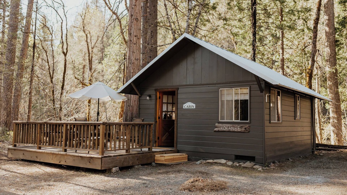 Coffee Creek Resort | Sweet Kokanee Cabin located on Coffee Creek in Trinity Alps