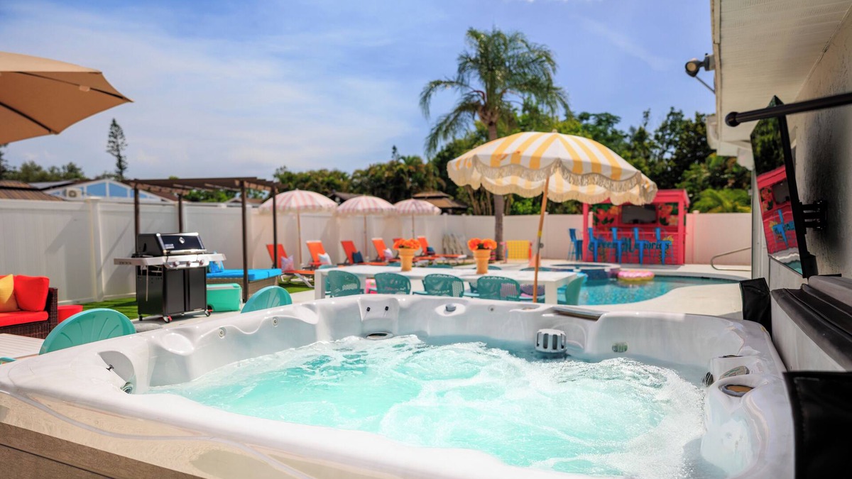 Bradenton House | ‘Sweet Memories’ - Heated Pool, Games & Hot Tub - Sleeps 12