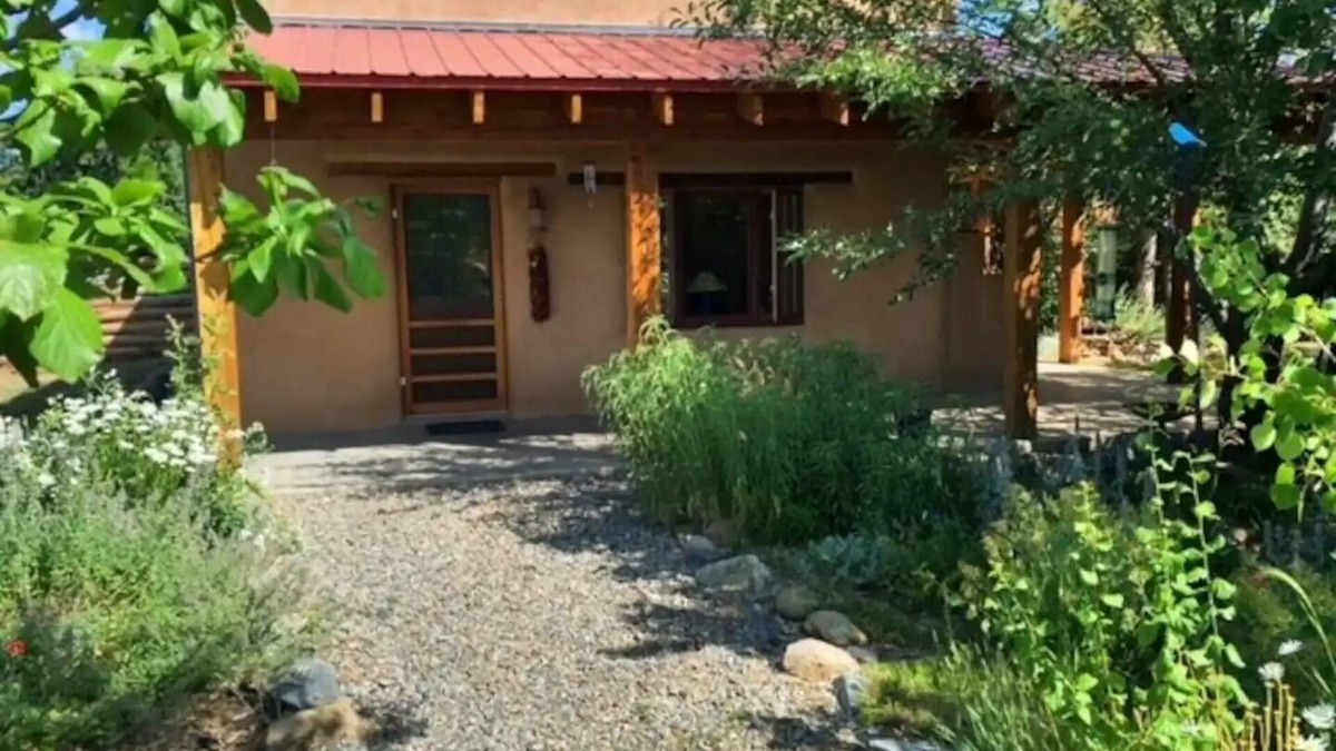 Arroyo Seco House | Sweet Seco Casita is a classic Taos Adobe Home