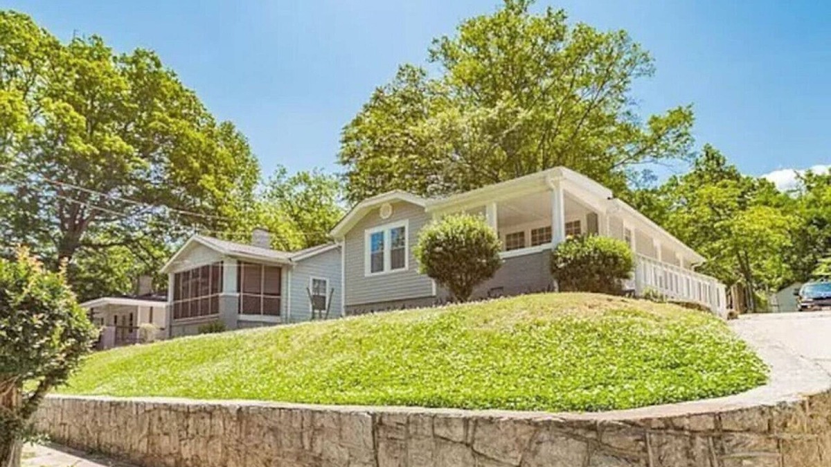 Sylvan Hills House | Sweet Sylvan Hills 3/2 - Ten Minutes to Airport