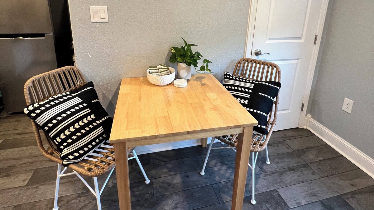 Sea Scape Apartment | Swell - a cozy studio close to the beach and local shops/attractions