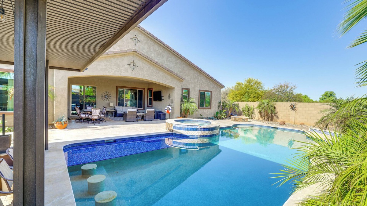 Goodyear House | Swim-Up Bar & Putting Green: Goodyear Getaway!