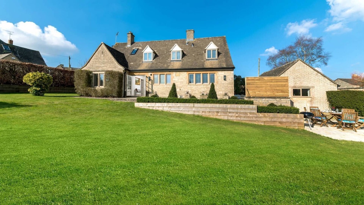 Stow-on-the-Wold House | SWINGLETREES, pet friendly, with open fire in Stow-On-The-Wold