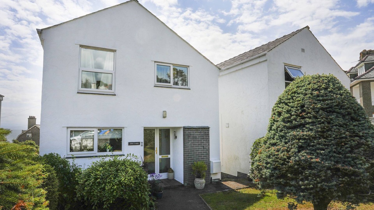 Criccieth Cottage | SWN Y MOR (SOUND OF THE SEA), pet friendly in Criccieth