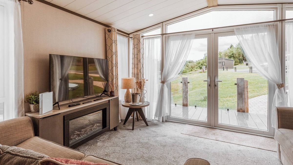 Bridgnorth Ski Chalet | Sycamore Lodge VIP Hot Tub and Pet Friendly