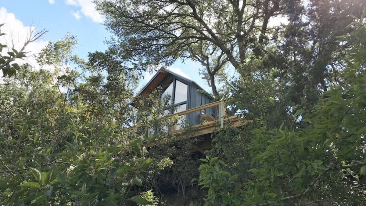Fredericksburg Cabin | Sycamore Treehouse at The Meadow by HoneyTree