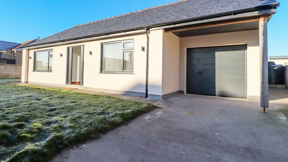 Morecambe Cottage | SYWELL BUNGALOW, with a garden in Middleton, Morecambe