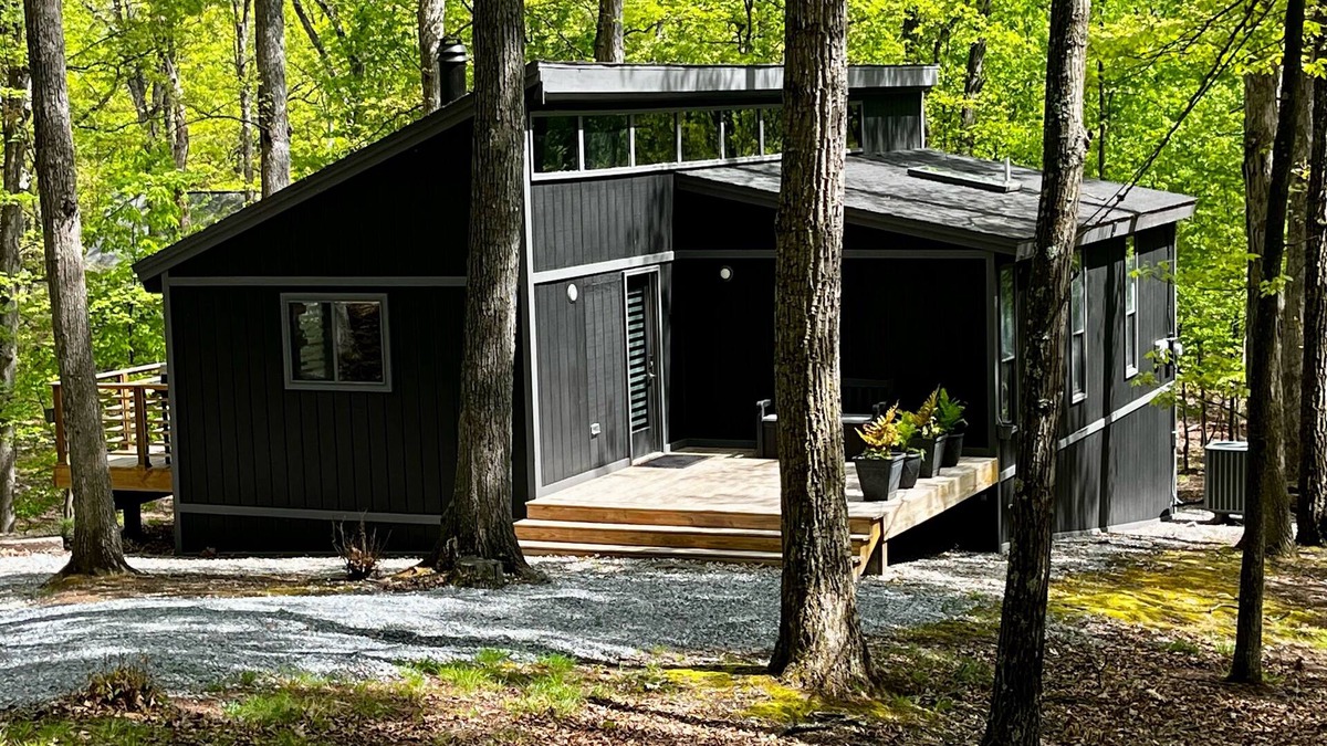 The Woods Cabin | T&A Getaway - Berkeley Springs, WV - Stylish cozy private cabin - 2 BR