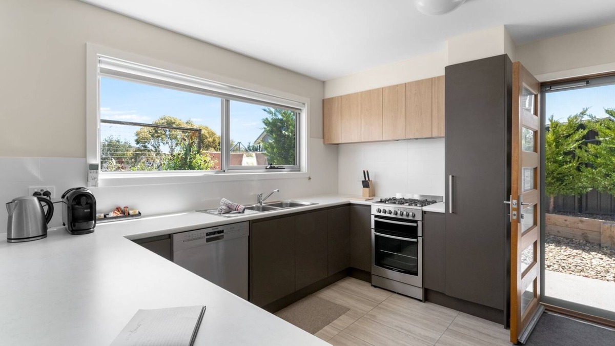 Jindabyne Apartment | T-Bar on Twynam - Modern 2BR Apartment l WiFi l Netflix l BBQ l Smart TV l Air-Con