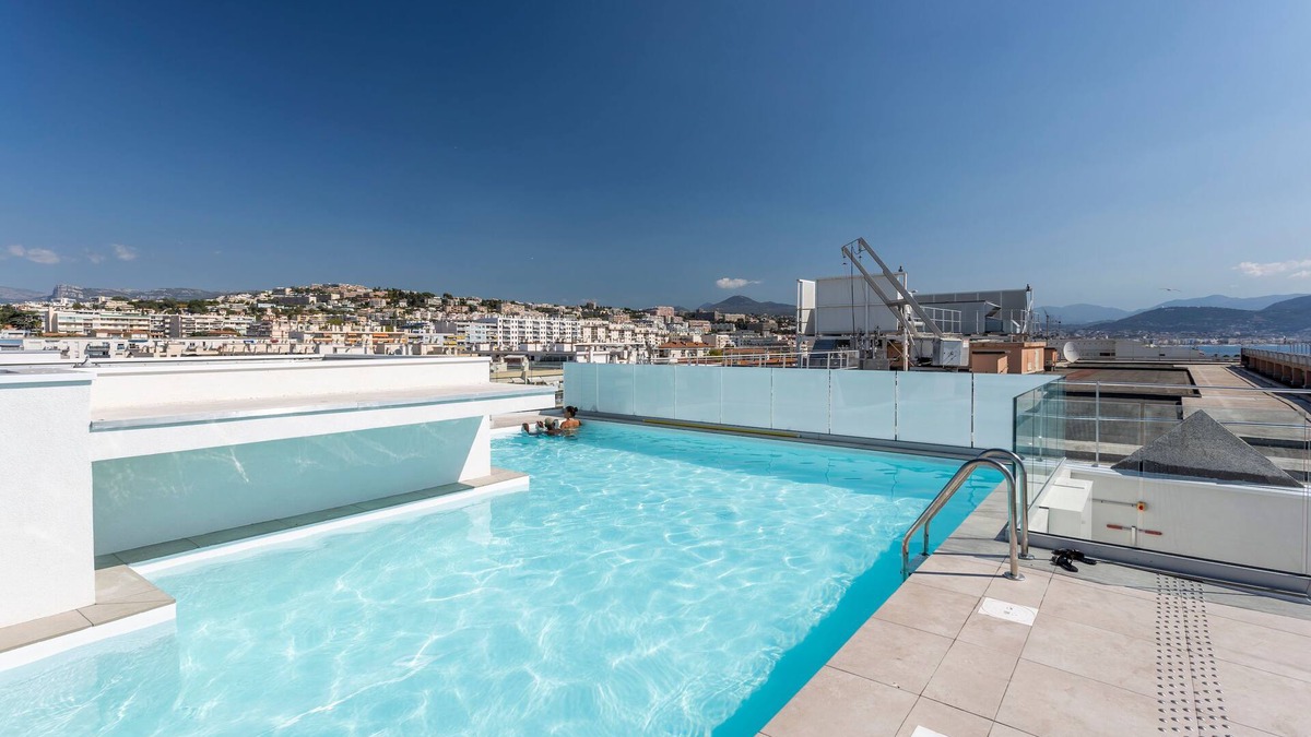 La Californie Condo | T1 à 5 min du Centre Affaires | TV | Wifi | Sauna