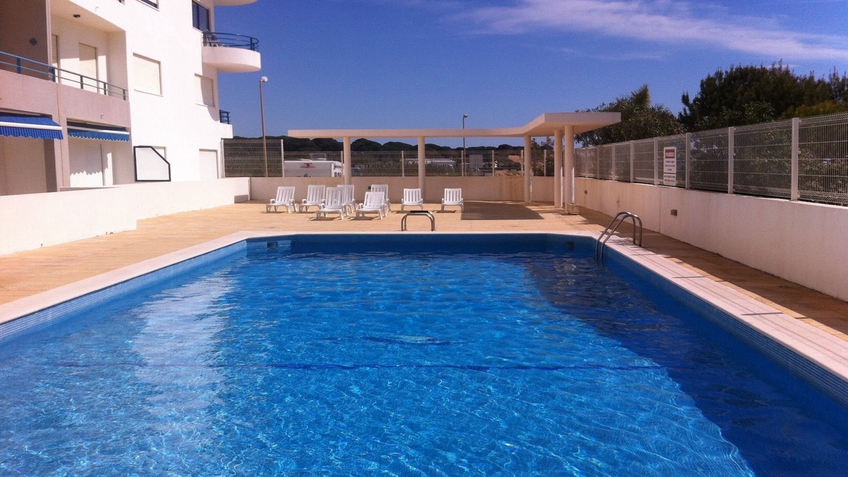 Cavacos Apartment | T1 with pool and parking, sea view and wi-fi, in front of the beach of Quarteir