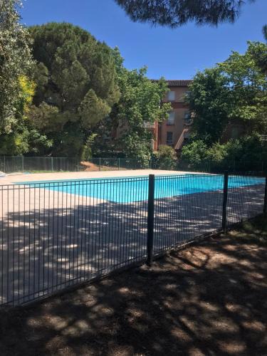 Quartier Croix-Daurade Apartment | T2 climatisé jardin & court de tennis/piscine/parking/fibre