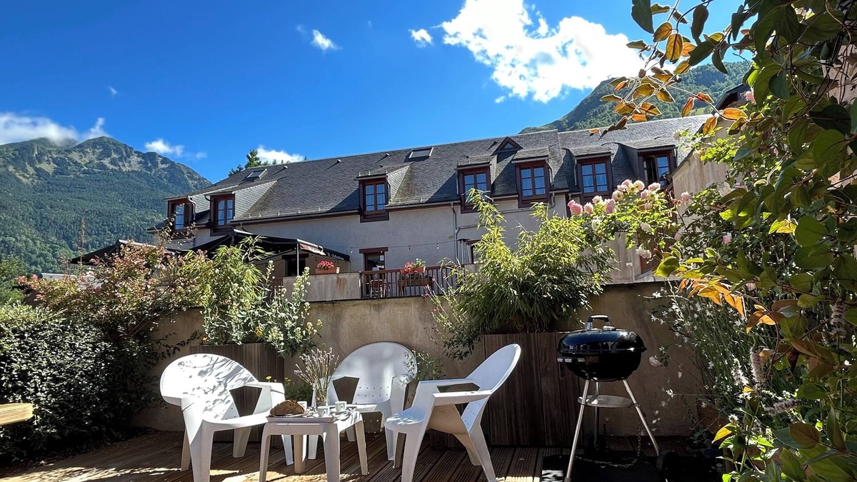 Vignec Apartment | T3 6/8 pers with large terrace, swimming pool, wifi, parking in Vignec/Saint-Lary
