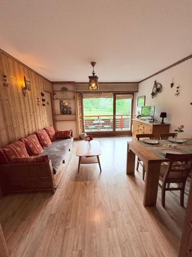 Villard-de-Lans Apartment | T3 façon Chalet, terrasse et garage privé, Villard-De-Lans