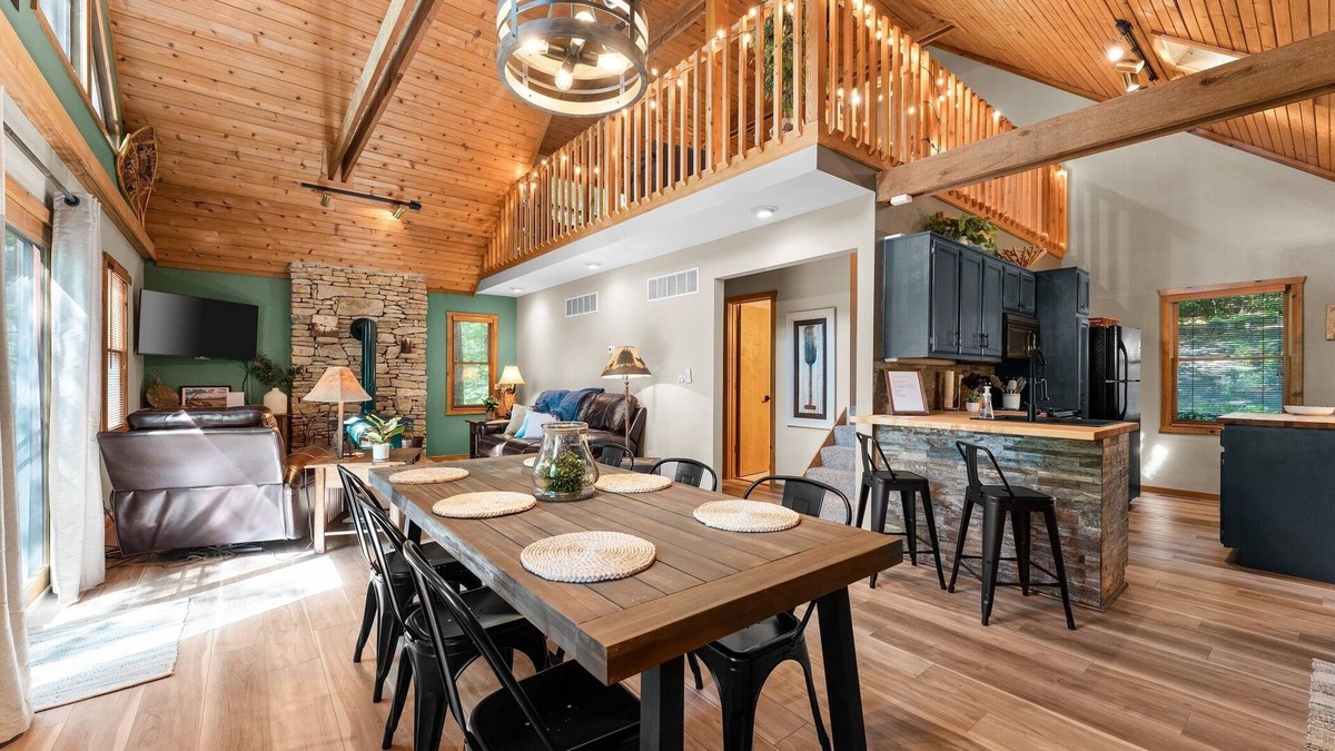 Kimberling City Cabin | Table Rock Lake View, Huge Deck, Trees, Quiet, Updated, Decorated for Holidays!