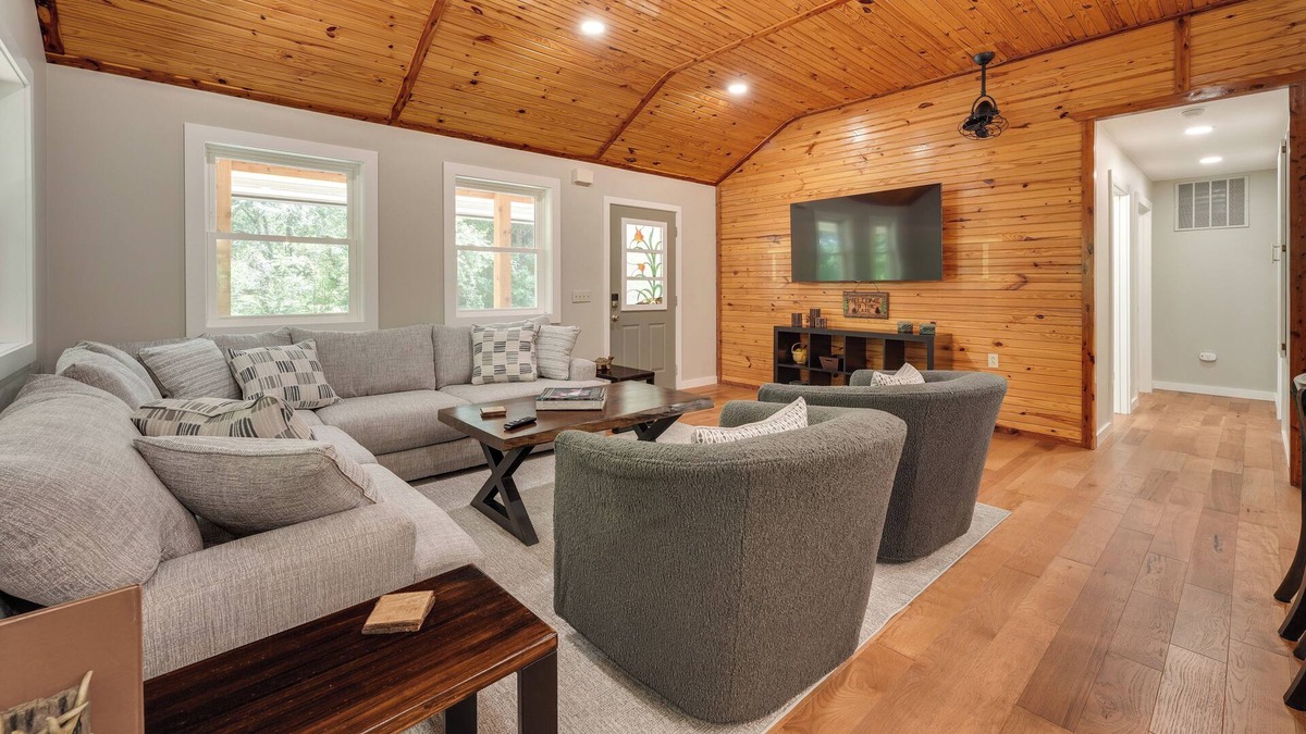 Golden Cottage | Table Rock Lake Vacation Rental with Swim Dock!