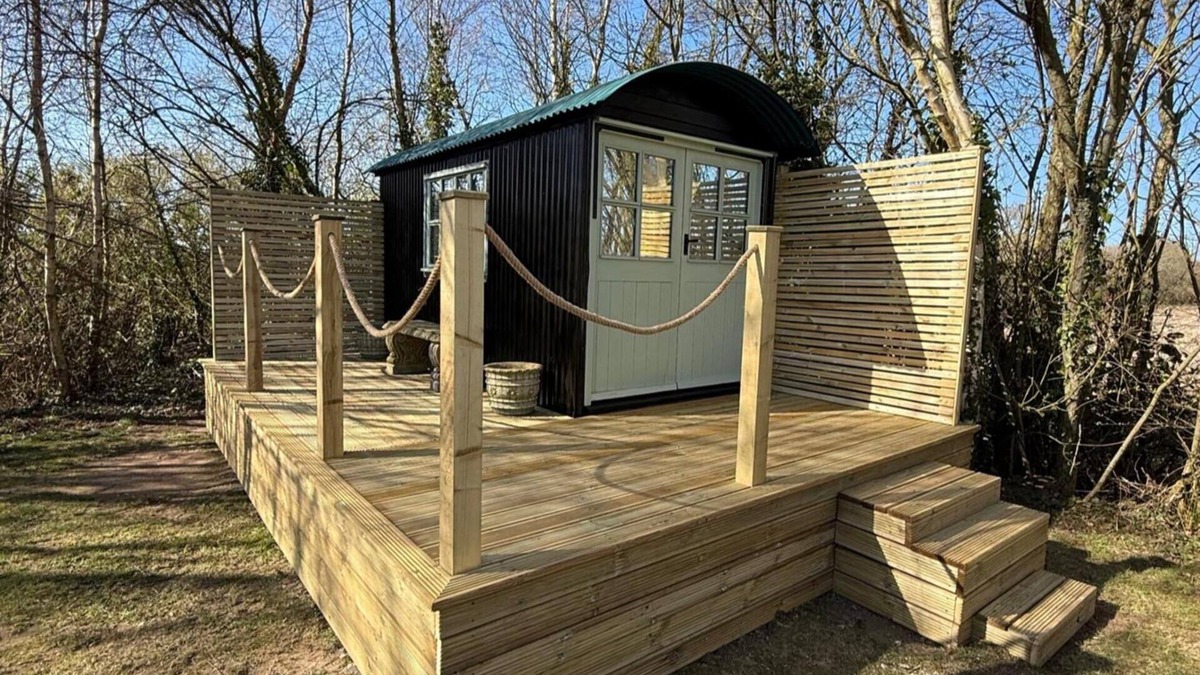 Holworth Cabin | Tadnoll Escape- Shepards Hut- Sleeps 2- Bbq- Lake