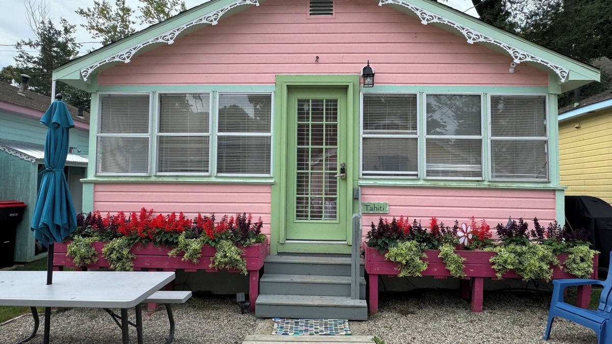 Plymouth House | Tahiti*sleeps 5*near beach*fire pit*outdoor shower*grill