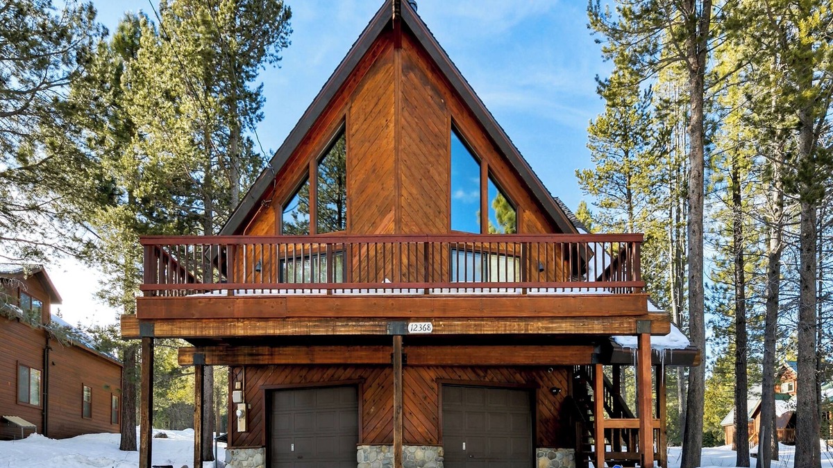 Truckee House | Tahoe Donner-Slp10, backs to XCountry, downhill skiing nearby.