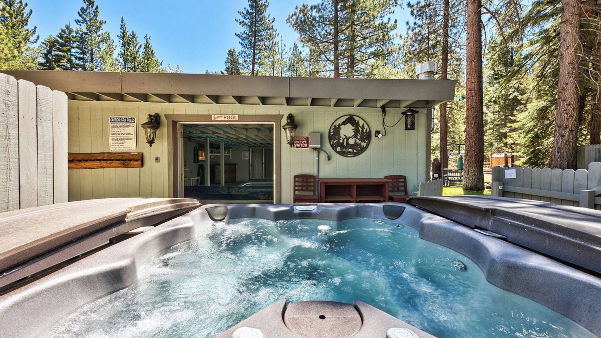 Christmas Valley Cabin | TAHOE RANCH, SUMMERTIME POOL, HOT TUB, ON RIVER, 3BD, 2 BA, FAMILY & DOG OK WALK