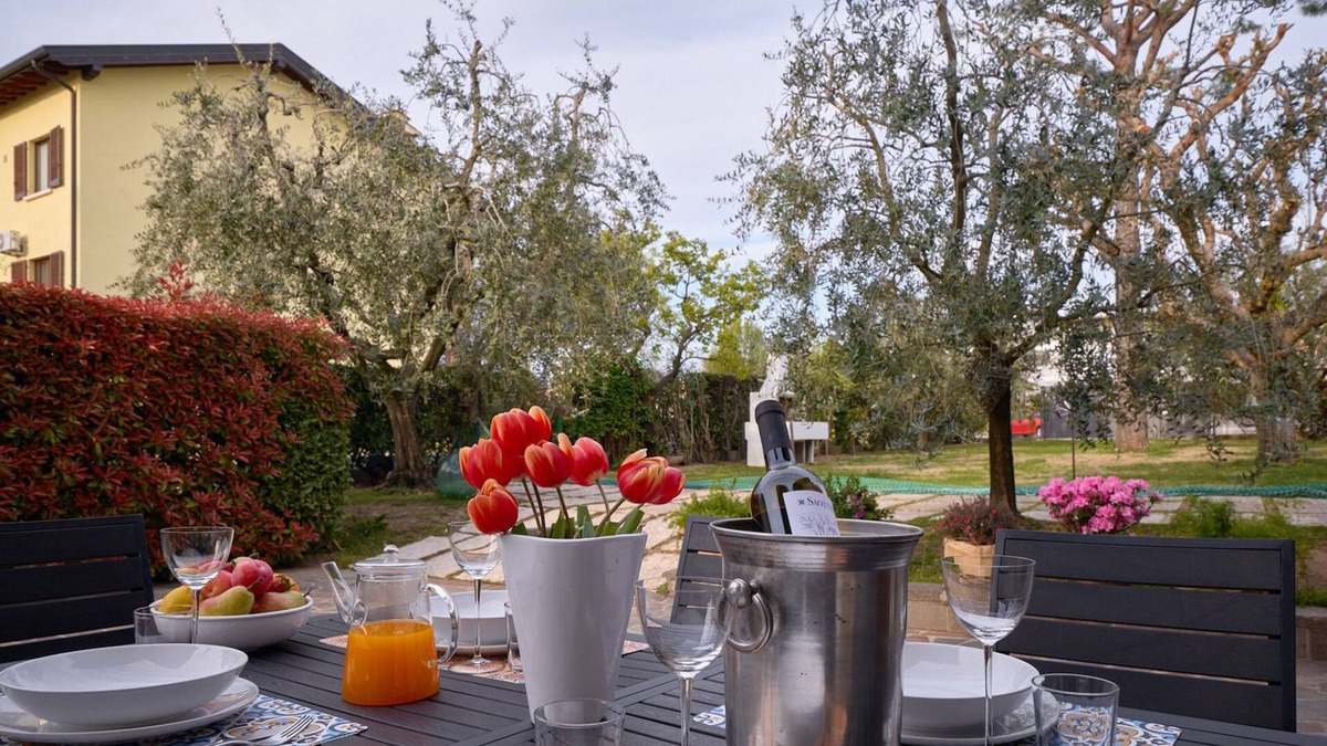 Desenzano del Garda Apartment | Take a break and rejuvenate in this oasis of peace.