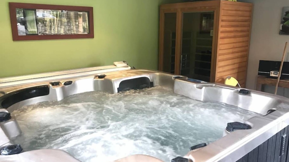 Lannebert House | Take advantage of the on-site spa, infrared sauna and tennis court shared with the adjoining gîte.