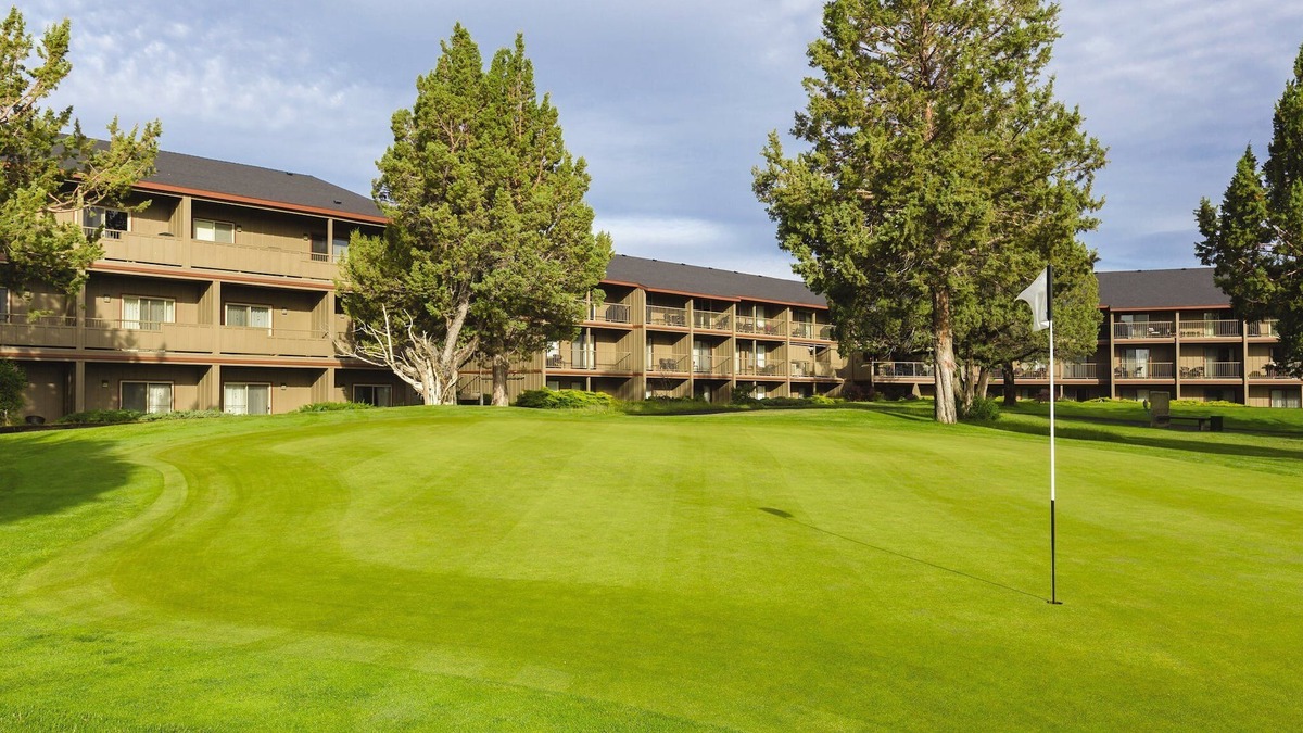 Redmond Resort | Tall mountains, deep rivers, beautiful vistas!