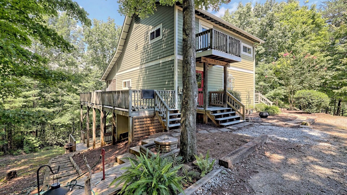 Lakemont Cottage | Tallulah Falls Cabin: location, location. location