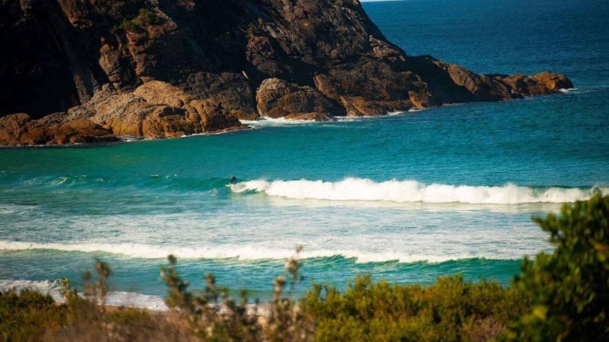 Boomerang Beach House | TAMBAC, Amazing Water Views - 3 min walk to the beach!
