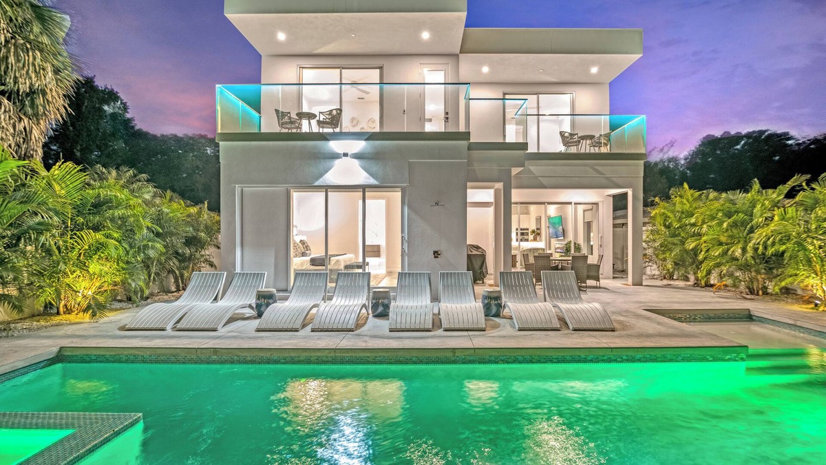 Arlington Park House | Tamiami Vice - Luxury Siesta Key Home with Heated Pool & Prime Location – Book Your Escape Today!