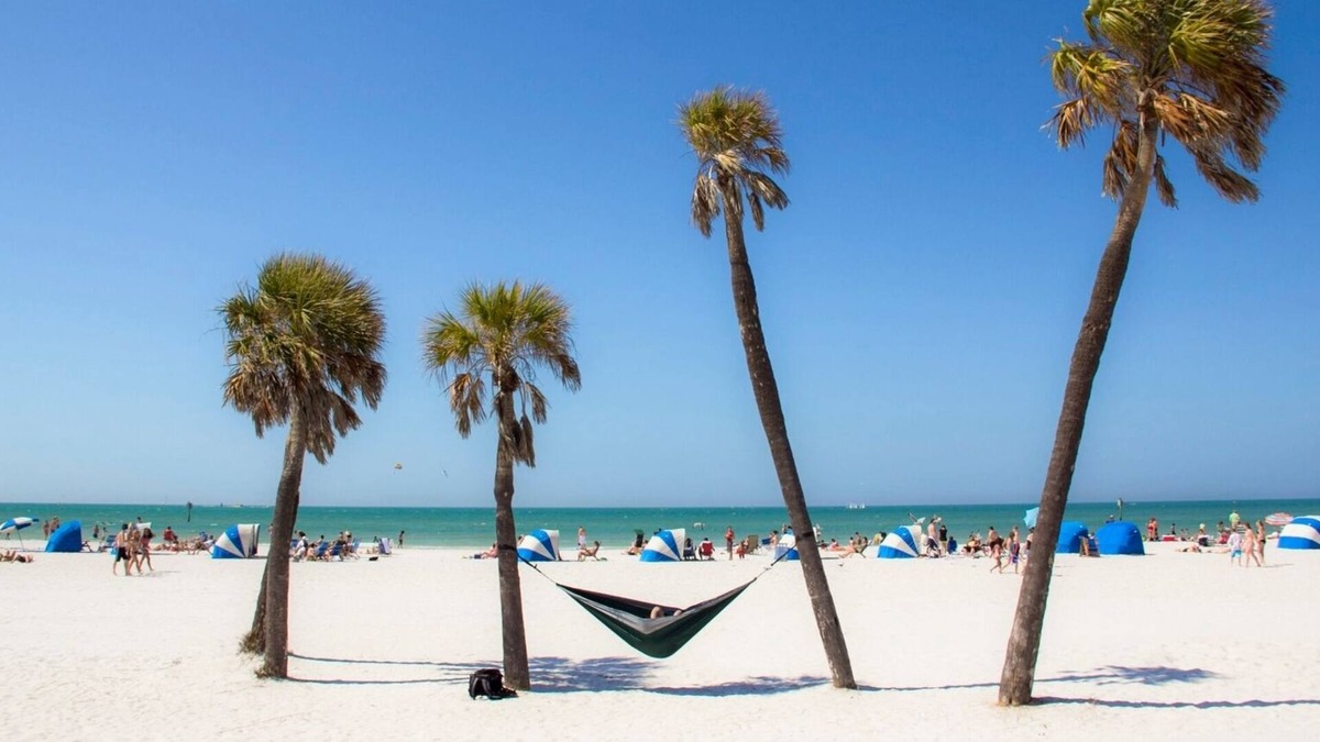 Carver City - Lincoln Gardens Condo | Tampa Bay Airport-Stadium Double Bed Suite.
