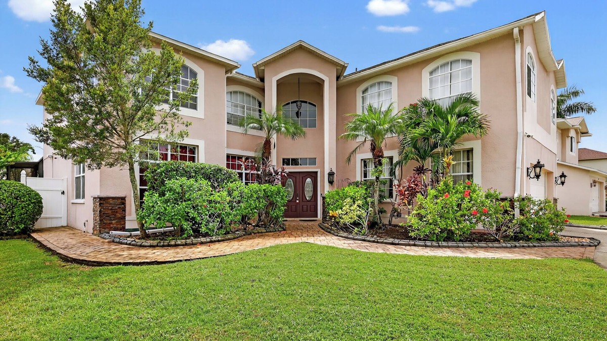 Brandon House | Tampa Luxury Estate: Pool, Theater, Fire Pit & Game Room- Sleeps 14+ in Brandon
