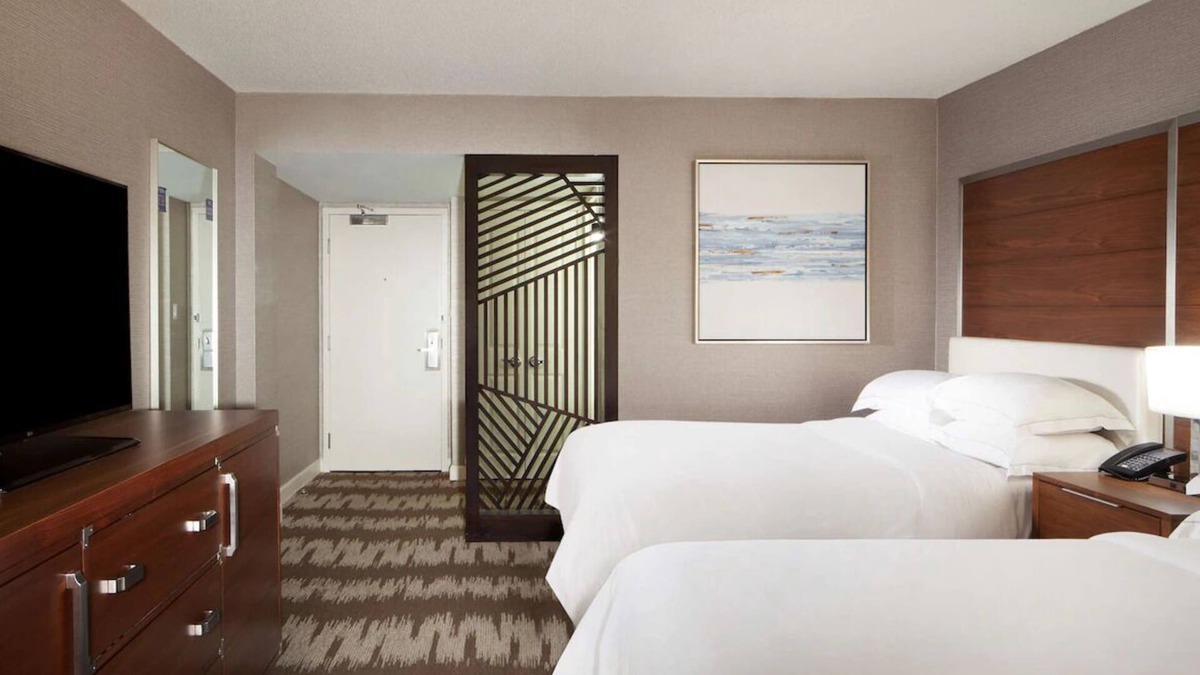 Carver City - Lincoln Gardens Hotel | Tampa Stay | 2 Relaxing Family Ready Rooms w/Access to Outdoor Pool